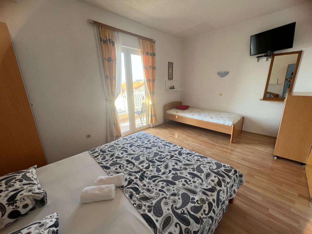 Apartments Jurisic Baska Voda Bagian luar foto